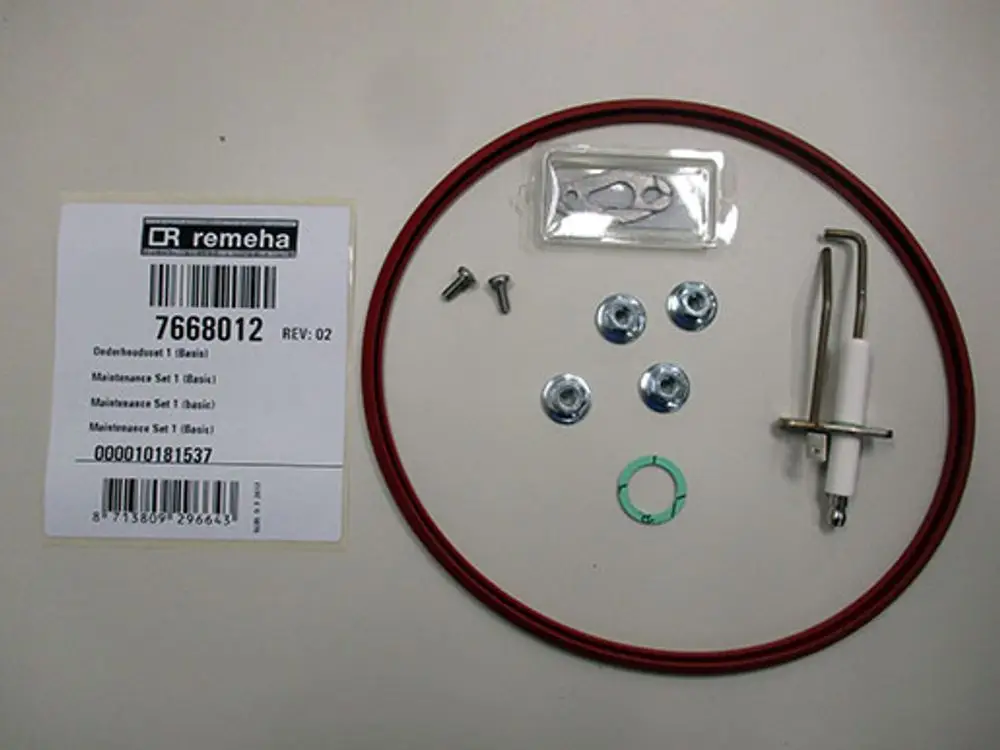 Wartungsset von Remeha mit verschiedenen Schrauben, Dichtungen, einer Zündelektrode und einem roten Schlauch auf einer hellen Unterlage.